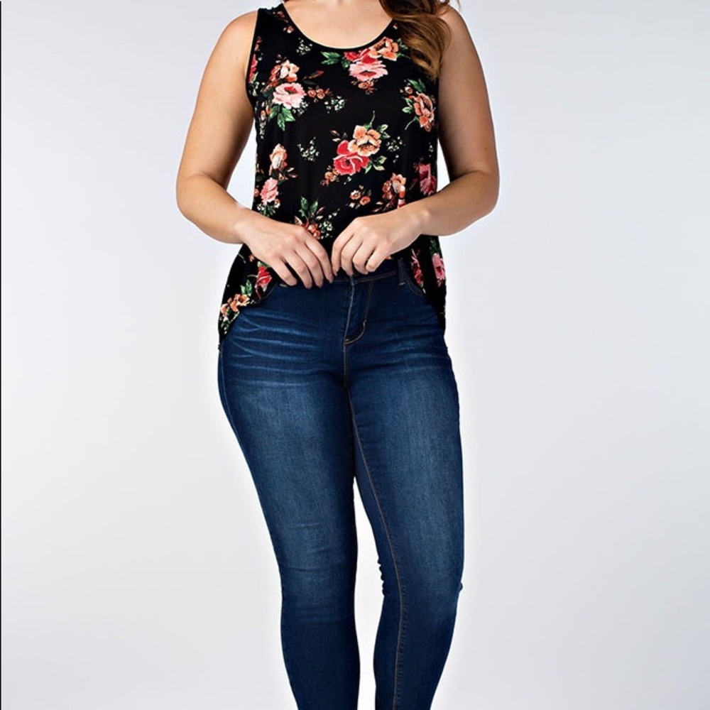 🔴 Black Rose Floral Plus Top - Picture 2 of 4